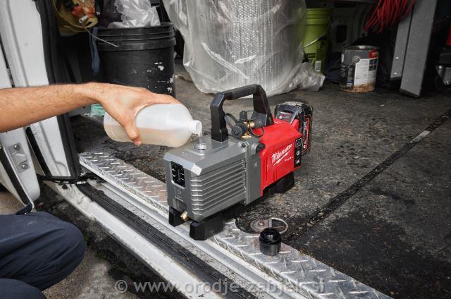 Akumulatorska vakumska črpalka M18 FVP5-801 MILWAUKEE